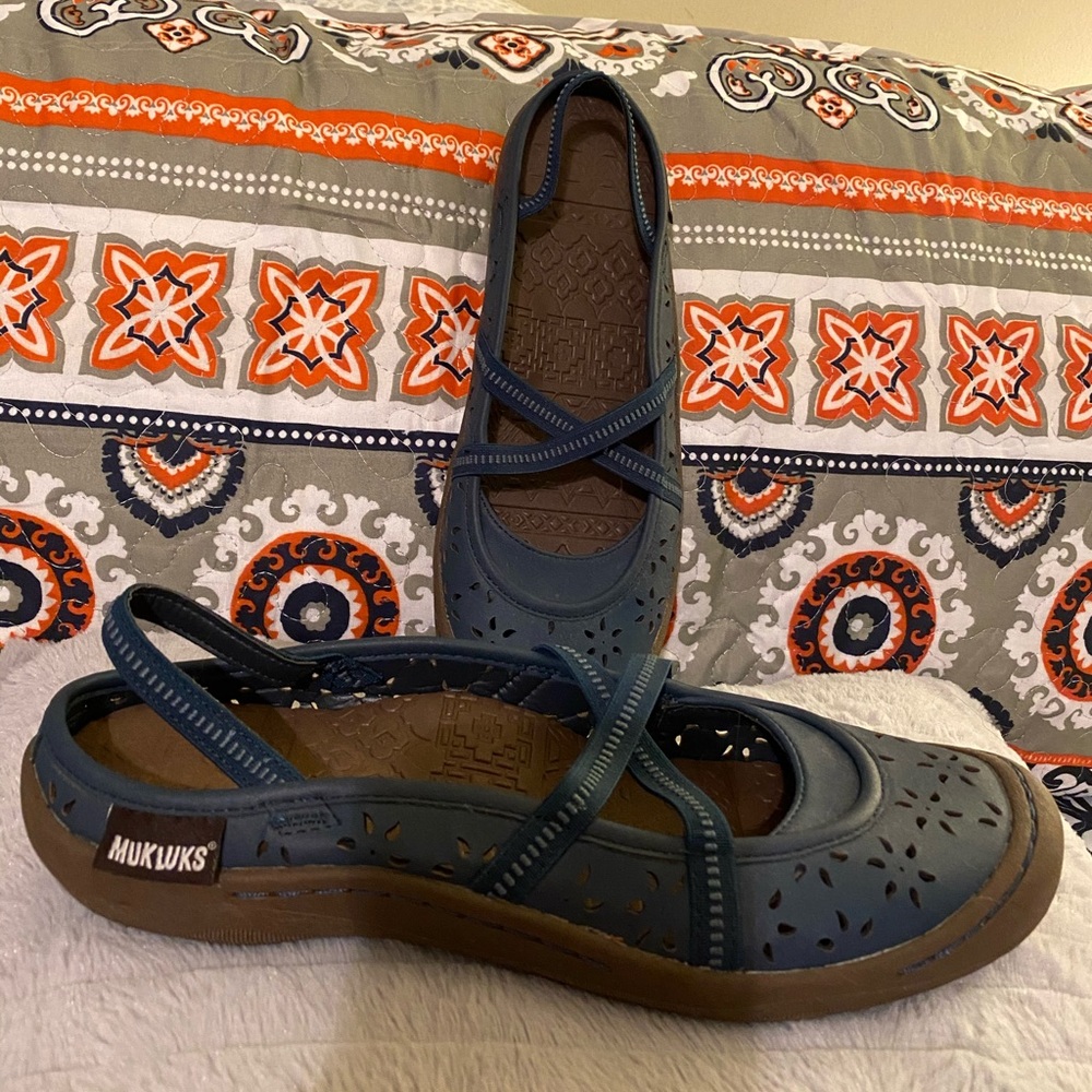 Mukluks casual/sport shoe. Dark Aqua